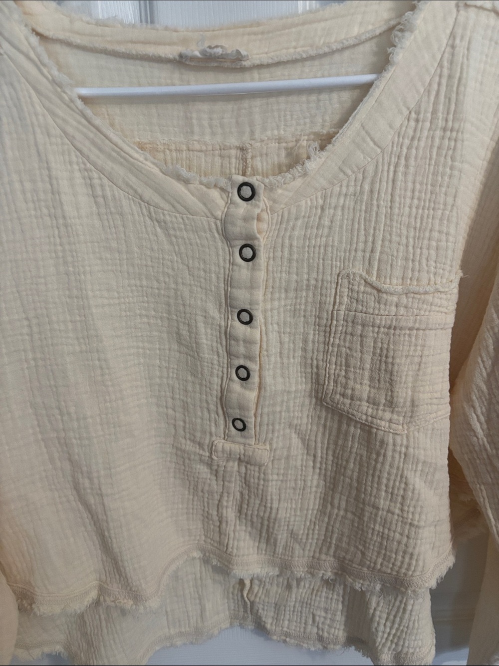 entro Cream Gauze Button-Front Long Sleeve cropped Henley - Picture 6 of 9